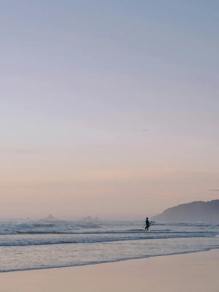 Terapia para ansiedad. Silueta de persona solitaria caminando por la playa