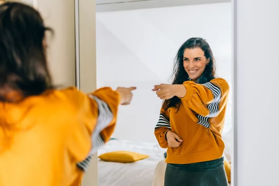 ejercicios para mejorar la autoestima practicando afirmaciones positivas frente al espejo