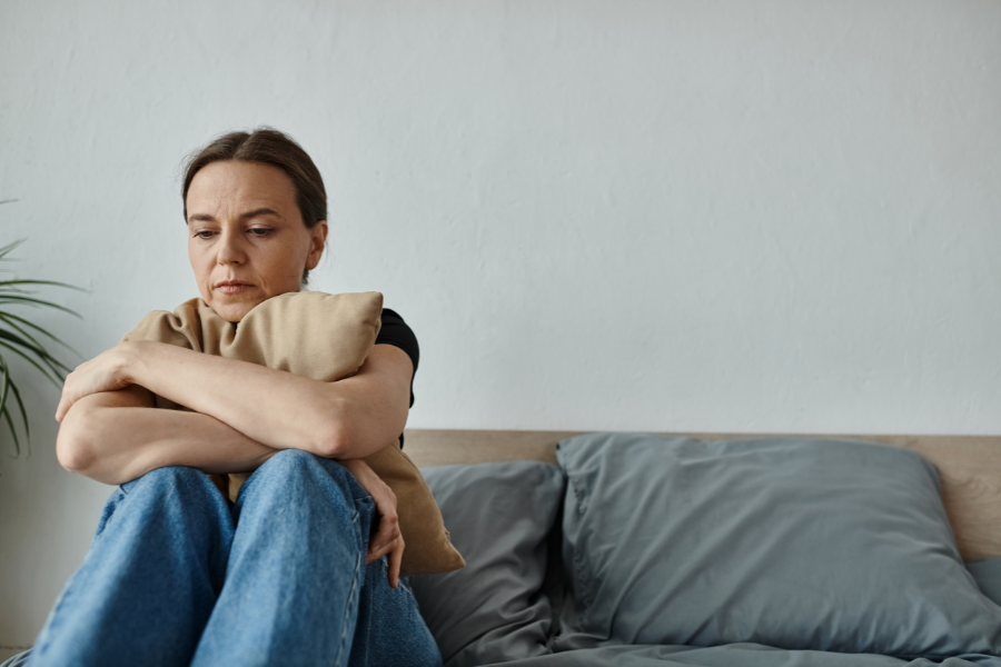 no me siento bien mentalmente mujer triste abrazando cojin en casa