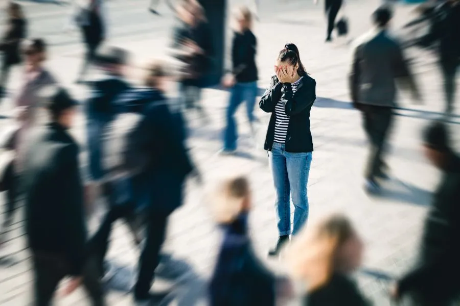porque me preocupo por todo ansiedad en la calle persona agobiada