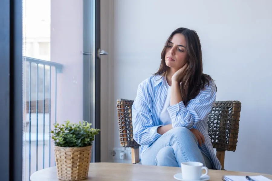 porque me preocupo por todo mujer pensativa con ansiedad en casa
