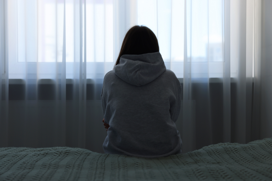 miedo al abandono persona sola y vulnerable en casa